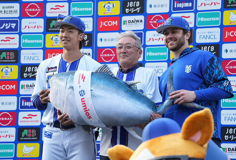 ▲ヒーロー賞「完全養殖クロマグロ(1本分)」の贈呈式、写真左から梶原 昂希選手、池見 賢代表取締役社長、ケイ選手（©YDB）